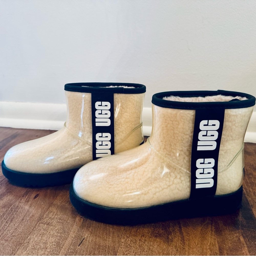 UGG Classic Clear Mini Boot in Natural, like new, Size 5